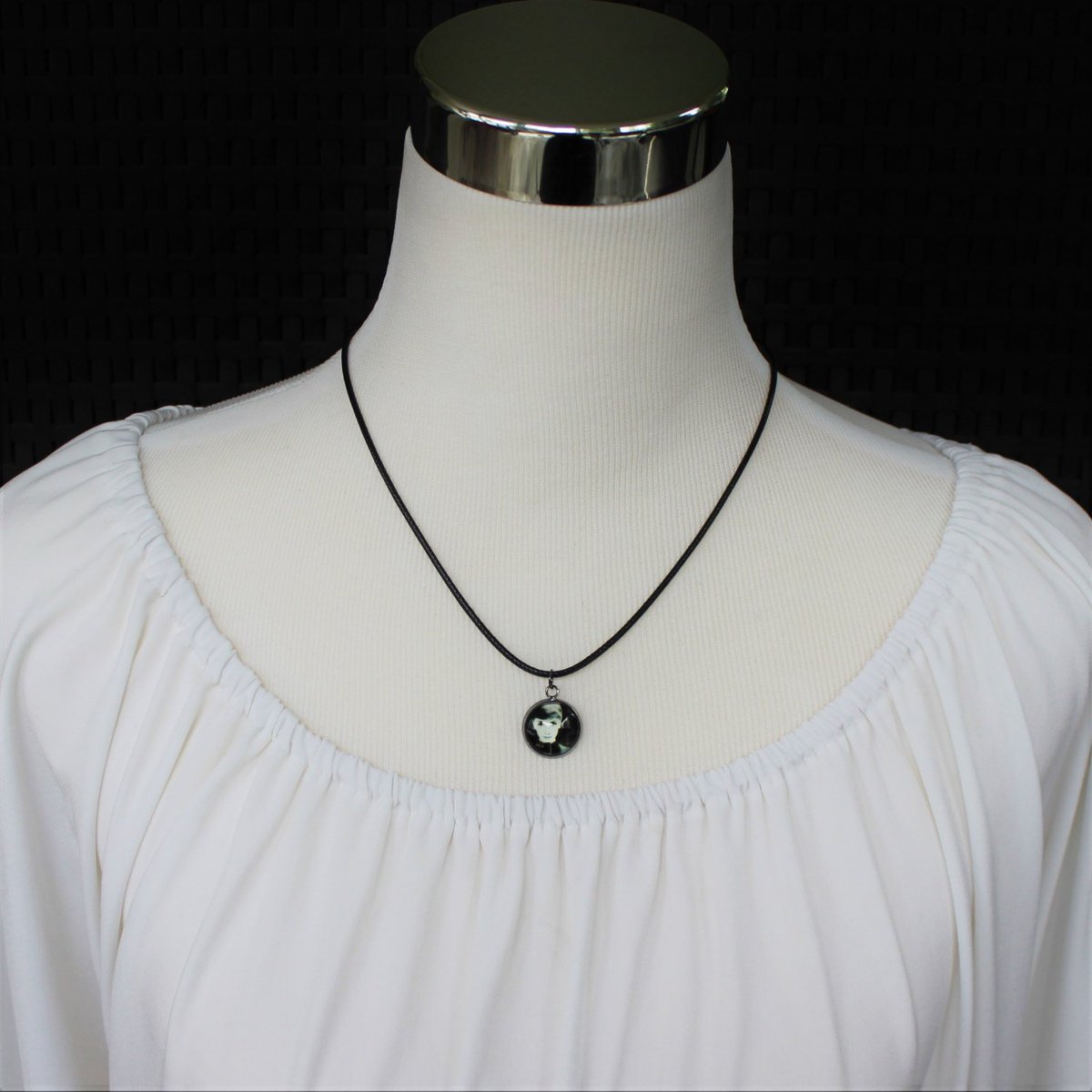 monalaina's tweet photo. Audrey Hepburn Necklace, Audrey Hepburn Jewelry, Breakfast At Tiffanys, … https://t.co/Zu2lCXg44S #etsy #BreakfastAt https://t.co/9J0zaioFxt
