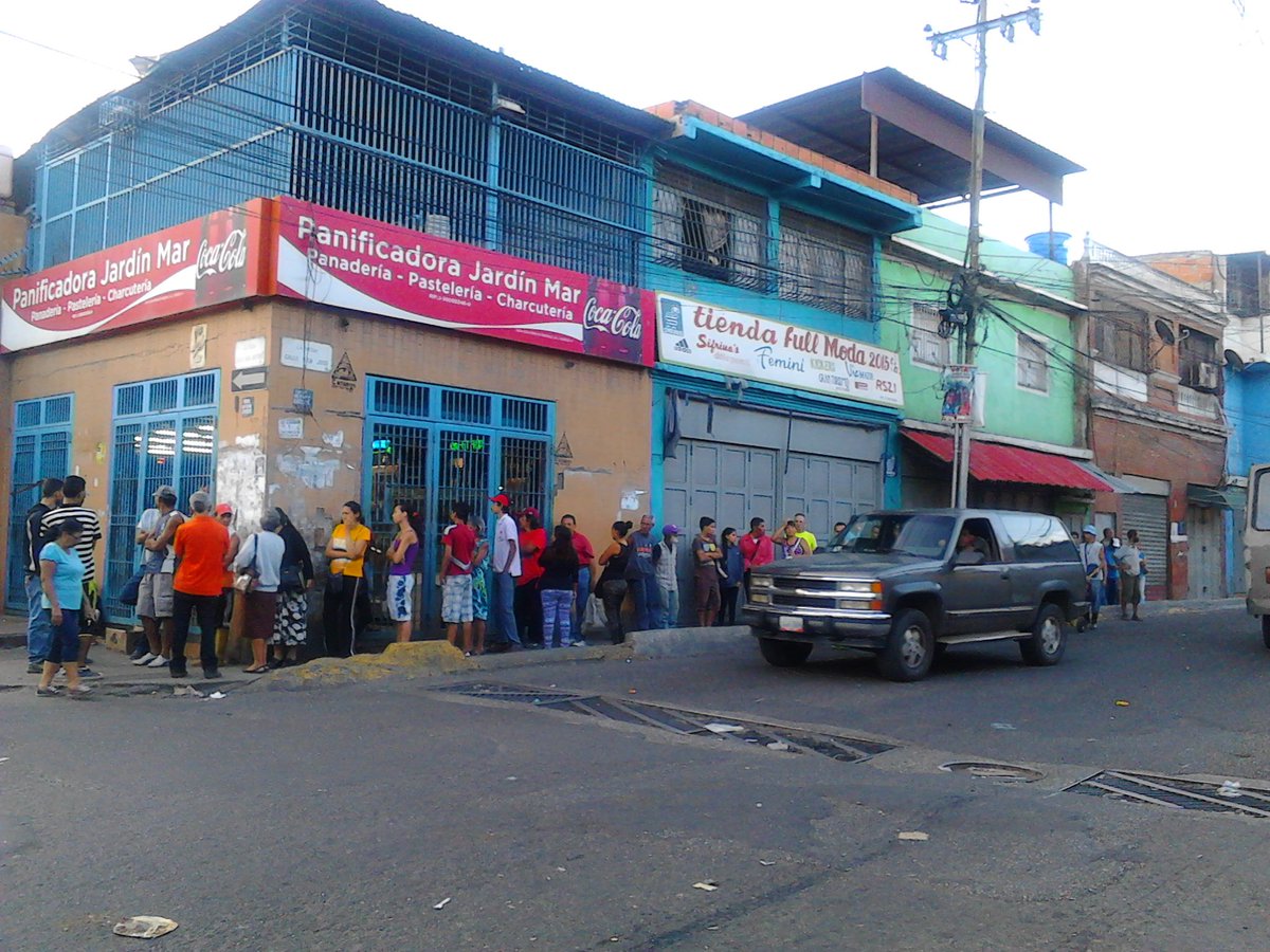 Cola para comprar dos panes de las 5/30 am