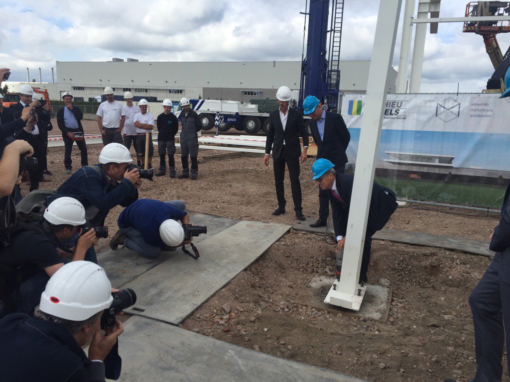 MeetAtlasCopco's tweet photo. CEO Ronnie Leten zet symbolisch de eerste paal van nieuw Europees hoofdkantoor van @AtlasCopcoRent @GemeenteBoom https://t.co/GC63VcyaQZ