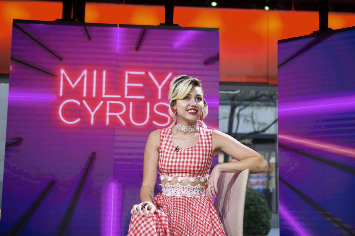 MileyTeamITALY's tweet photo. Miley è appena arrivata al Today Show! 🌈 https://t.co/1eOGsZMyhA