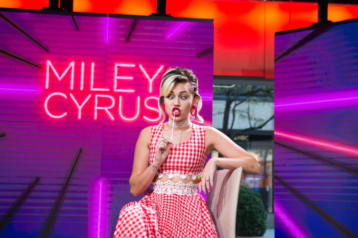 MileyTeamITALY's tweet photo. Miley è appena arrivata al Today Show! 🌈 https://t.co/1eOGsZMyhA