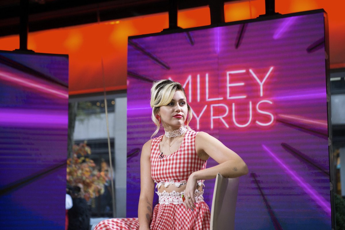 MileyTeamITALY's tweet photo. Miley è appena arrivata al Today Show! 🌈 https://t.co/1eOGsZMyhA