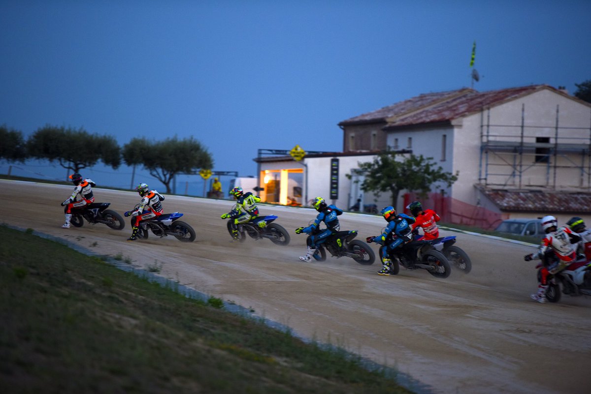 Allenamento al Ranch 
Americana aspettando le salsicce 
<a href="/VRRidersAcademy/">VR46 Riders Academy</a> 
📸 <a href="/camilss/">Camilla Fratesi</a>