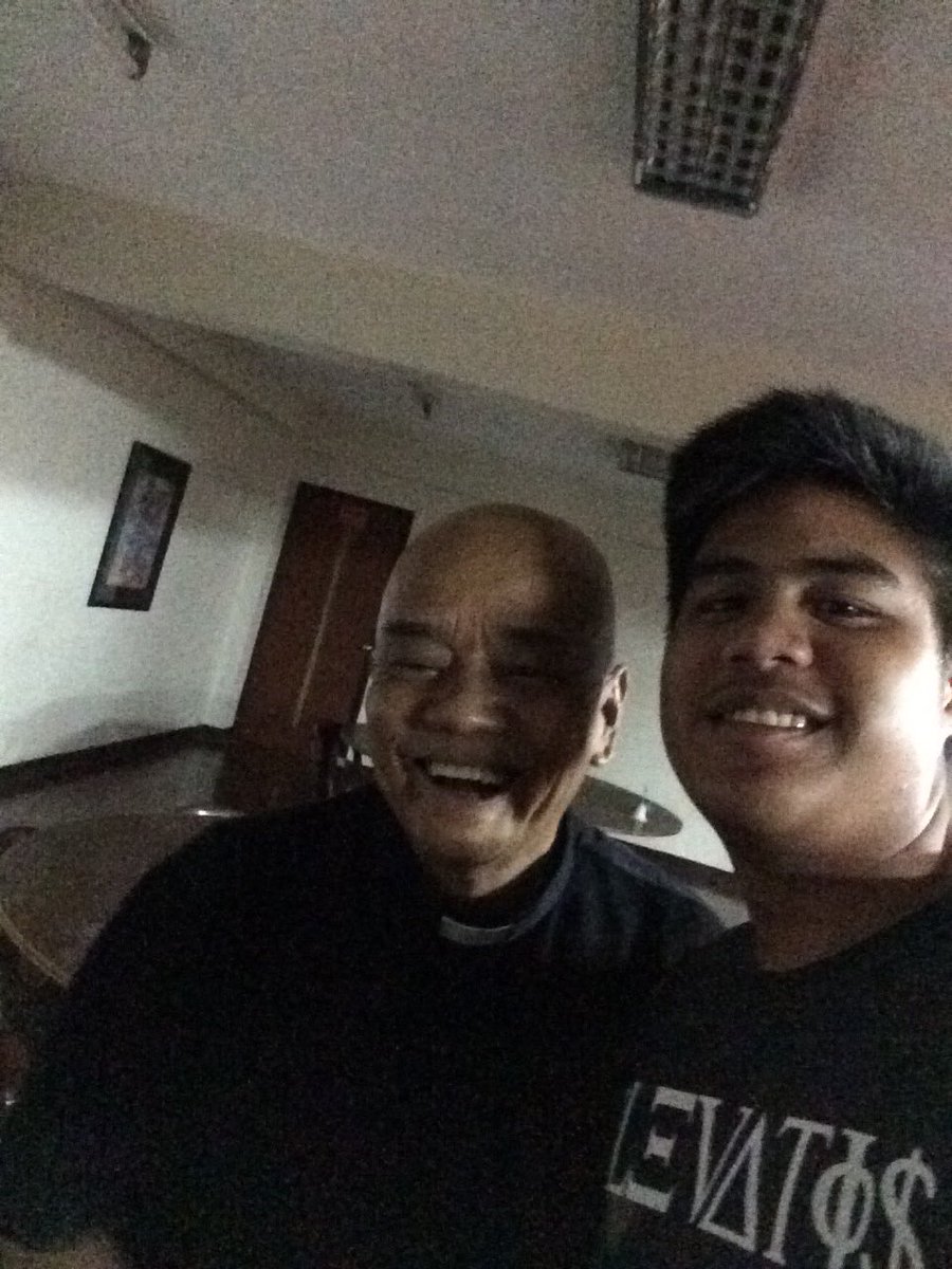 RolvndoTorres's tweet photo. With our guest speaker Fr.Naring hehehe #spiritualweekend https://t.co/FNtuISJZ86