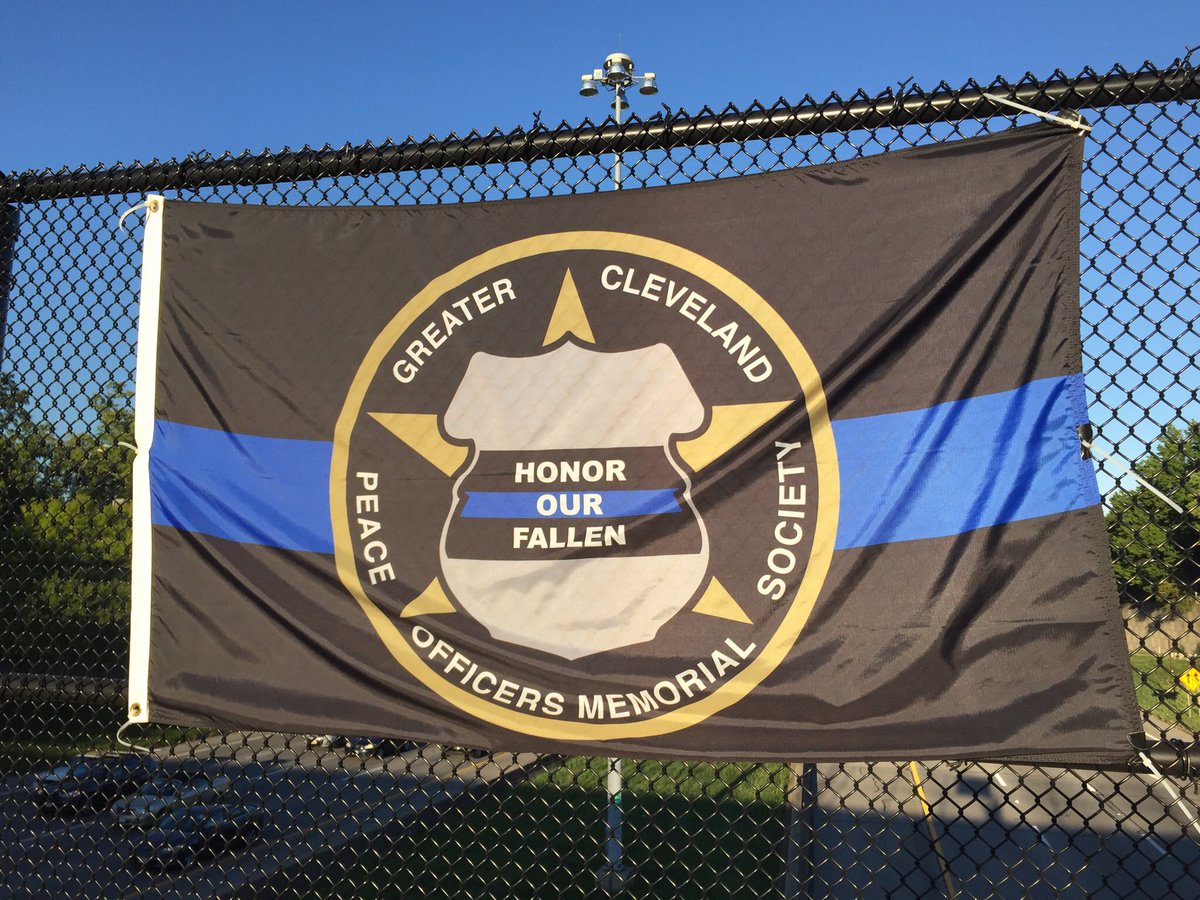 StaceyFreyTV's tweet photo. This is hanging over I-90 where Trooper Kenneth Velez was killed @AmherstFootball says wear BLUE tonite in his honor https://t.co/t2VHbchbrE