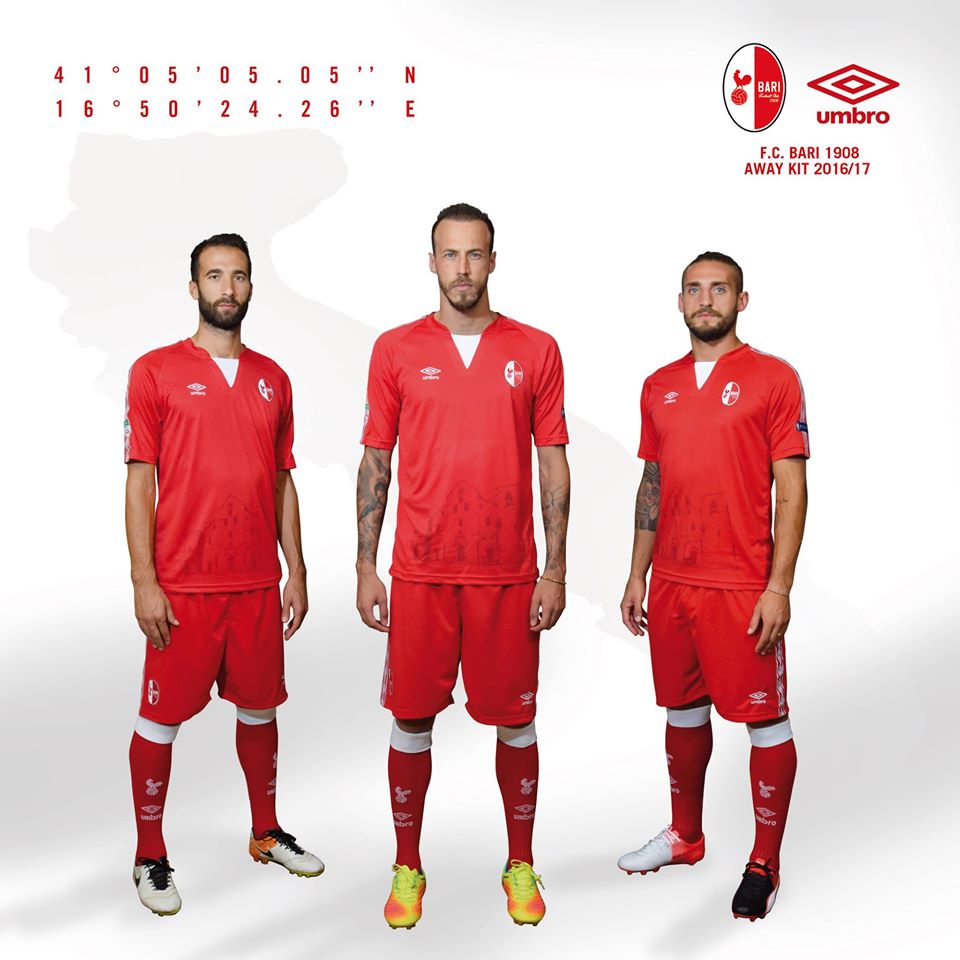 CI SIAMO! 
La 2a maglia 2016/17 disegnata da @UmbroItalia per <a href="/fcb1908/">FC Bari 1908</a> oggi in campo per #BariCesena.
#perlamaglia