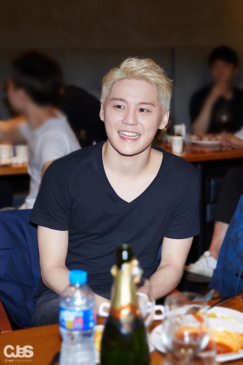 shinkipeia's tweet photo. [C-JeS Post] 160916 #Junsu; DORIAN GRAY Behind https://t.co/qMVWlGNSer https://t.co/hsBS0wfMsk