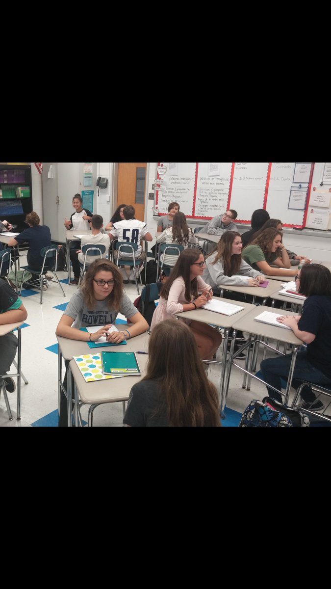 SKluse7's tweet photo. #questionanswersession #funfridayinSpanishclass #creatingoriginals @BravermanHHS @MerylNorych https://t.co/Skfg5zvw1Q