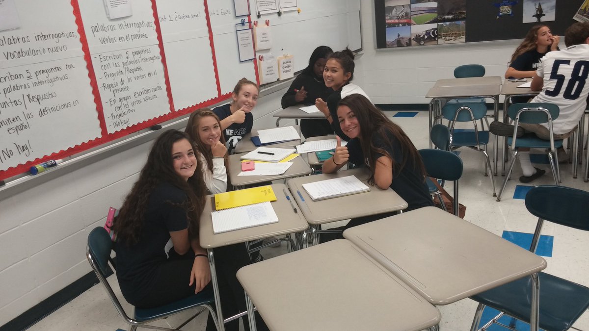 SKluse7's tweet photo. #questionanswersession #funfridayinSpanishclass #creatingoriginals @BravermanHHS @MerylNorych https://t.co/Skfg5zvw1Q