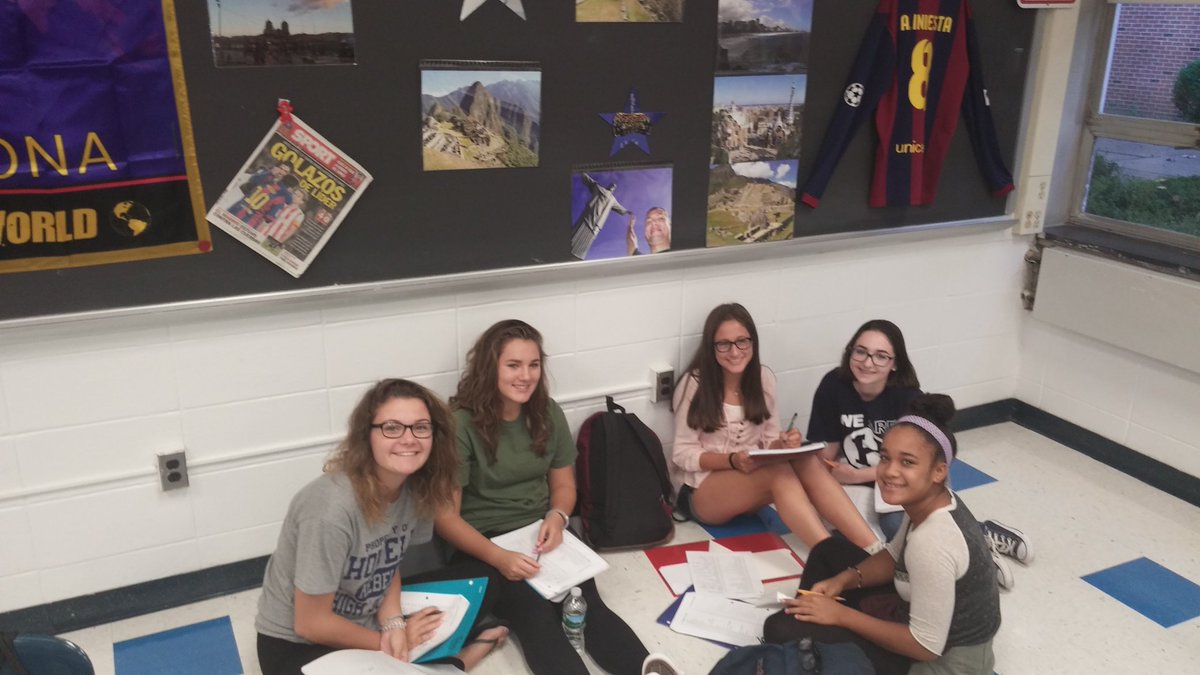 SKluse7's tweet photo. #questionanswersession #funfridayinSpanishclass #creatingoriginals @BravermanHHS @MerylNorych https://t.co/Skfg5zvw1Q