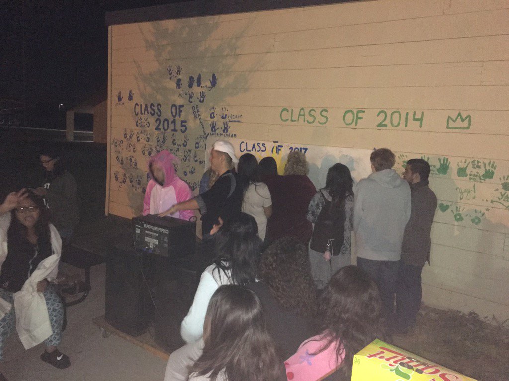 Imakeadifrence's tweet photo. Senior ask rise...Class of 2017! Dancing under the Harvest Moon! #Tigers4LIFE. #PLARocks. #LoveMyTigers https://t.co/gzPVcWRZ0v