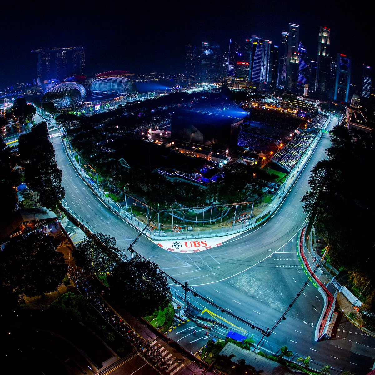 redbullracing's tweet photo. Taking it to the streets! 👊🇸🇬 5 things we love about the #SingaporeGP 📝👉https://t.co/TWVebhRnzu https://t.co/FGvlmxDpYo