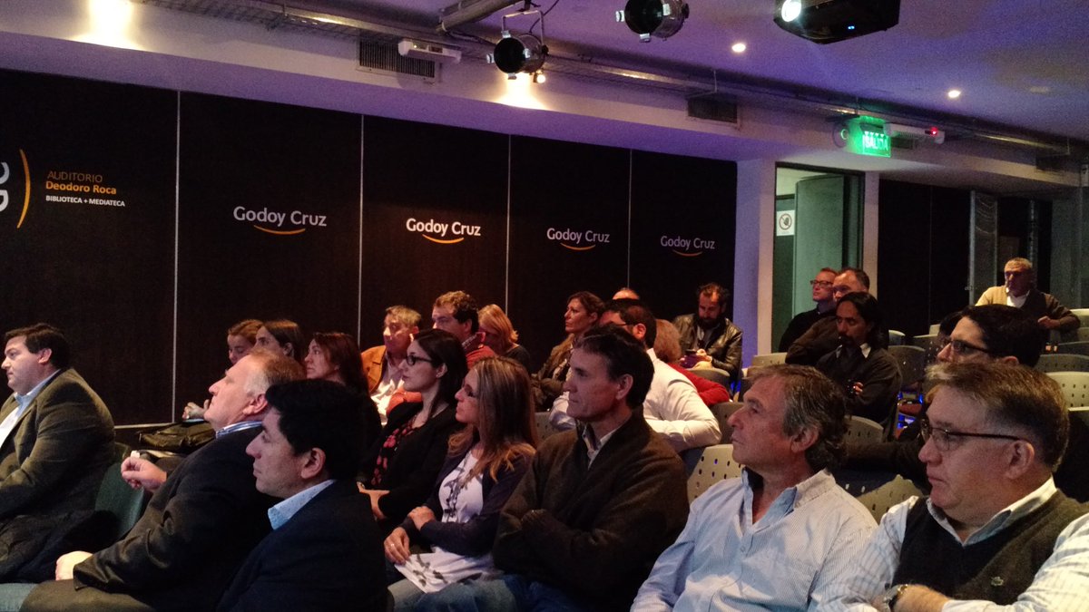 TadeoGZ's tweet photo. Escuchamos a @zanoni sobre #smartcities #GCInteligente https://t.co/mmO3FSZUdB