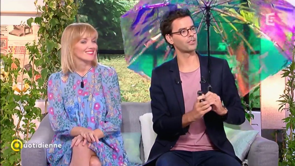 Le parapluie connecté <a href="/the_oombrella/">oombrella ☔</a> a visité le plateau de @LaquotidienneF5 avec <a href="/mlauque/">Maya Lauqué</a> et <a href="/tomisle/">Thomas Isle</a> ! 😃☔️