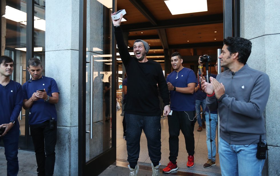 elpais_tec's tweet photo. Cientos de personas arrasan las 11 tiendas de Apple españolas en busca del iPhone 7 https://t.co/1cO4TxbXQF https://t.co/X097968amj