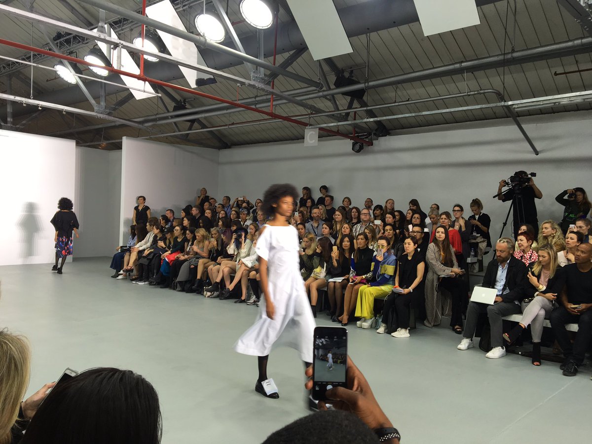 mihaibao's tweet photo. Follow Mihaibao on Weibo for live LFW catwalks @觅海宝官方微博 @TheDukeOfYork #全球博主陪你逛# #2017春夏# #伦敦时装周# @LondonFashionWk https://t.co/Tq3QIVRqUT