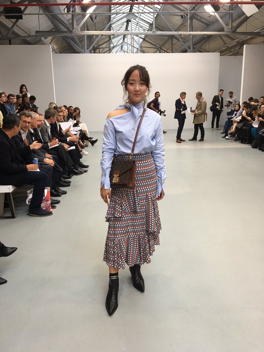 mihaibao's tweet photo. Follow Mihaibao on Weibo for live LFW catwalks @觅海宝官方微博 @TheDukeOfYork #全球博主陪你逛# #2017春夏# #伦敦时装周# @LondonFashionWk https://t.co/Tq3QIVRqUT