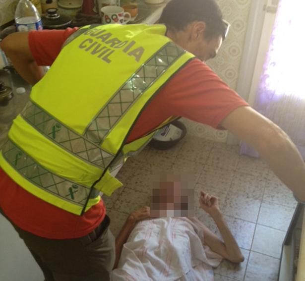 guardiacivil's tweet photo. Guardia civil #Alicante rescata a un #mayor que llevaba días caído en su casa sin ayuda
👏👏
https://t.co/t01cxNnsOW https://t.co/EYdXpJMYRn