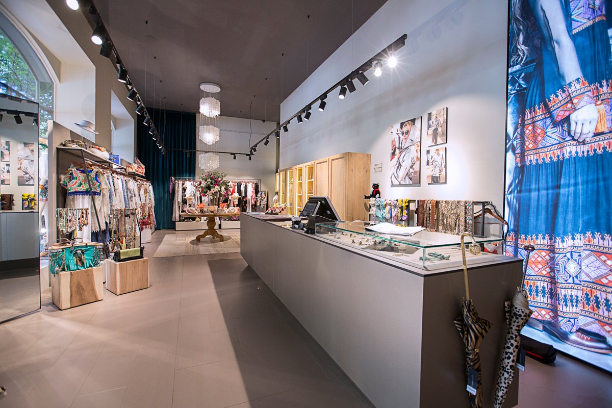 worldluxurycom's tweet photo. #luxury #shopping for #women in #Barcelona Pilar Oporto #fashion #fashionblogger #fbloggers https://t.co/DhyCMYddCi https://t.co/moWzX721ci