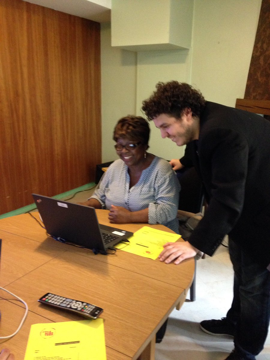 Nos anciens se mettent au numérique accompagnés par des jeunes de la ville. #Bagneux #PasSansVous