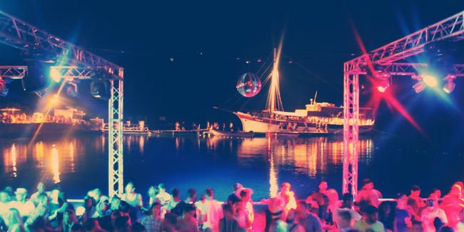 UrbanEssenceHQ's tweet photo. Souled up tunes and sun-kissed bodies by the Adriatic. Our review of Suncébeat 7: https://t.co/NA4lg4hjMt https://t.co/HVE5CqzTrd