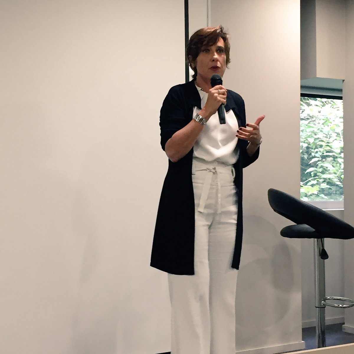 Chrisblackpink's tweet photo. @FredCintrat nous parle de la rencontre avec Emma @FlashTweet  et de son décryptage des codes des #réseauxsociaux 📱 https://t.co/Sa8w8MjWcH