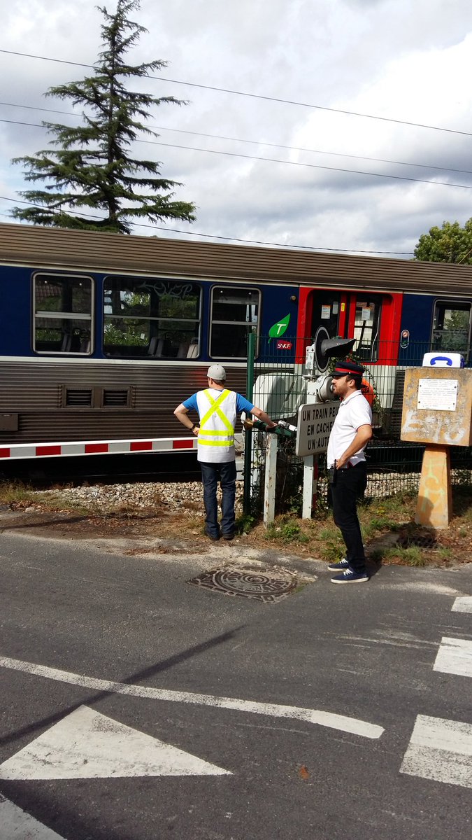 EMLLsud's tweet photo. Dysfonctionnement du passage à niveau entre #MarlyLR et #LEtangLV. EML sur place pour votre sécurité @LIGNEL_sncf https://t.co/nMa5Gs7MQP