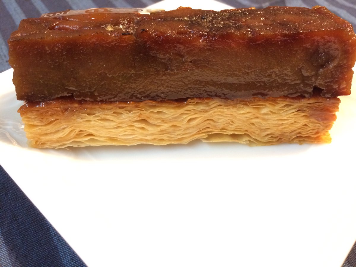 pescape's tweet photo. 味も香りも純粋に際限なくブラムリー♪ブラムリーの個性がキラッキラッ、美味しい。甘ったるく後を引かずに、後味すっきり。 ブラムリーの好きな人は、必食。下の台はパリパリ。うにゃうにゃしてないのはなぜ?#bramly #銀座三越 https://t.co/OV4sga1osA