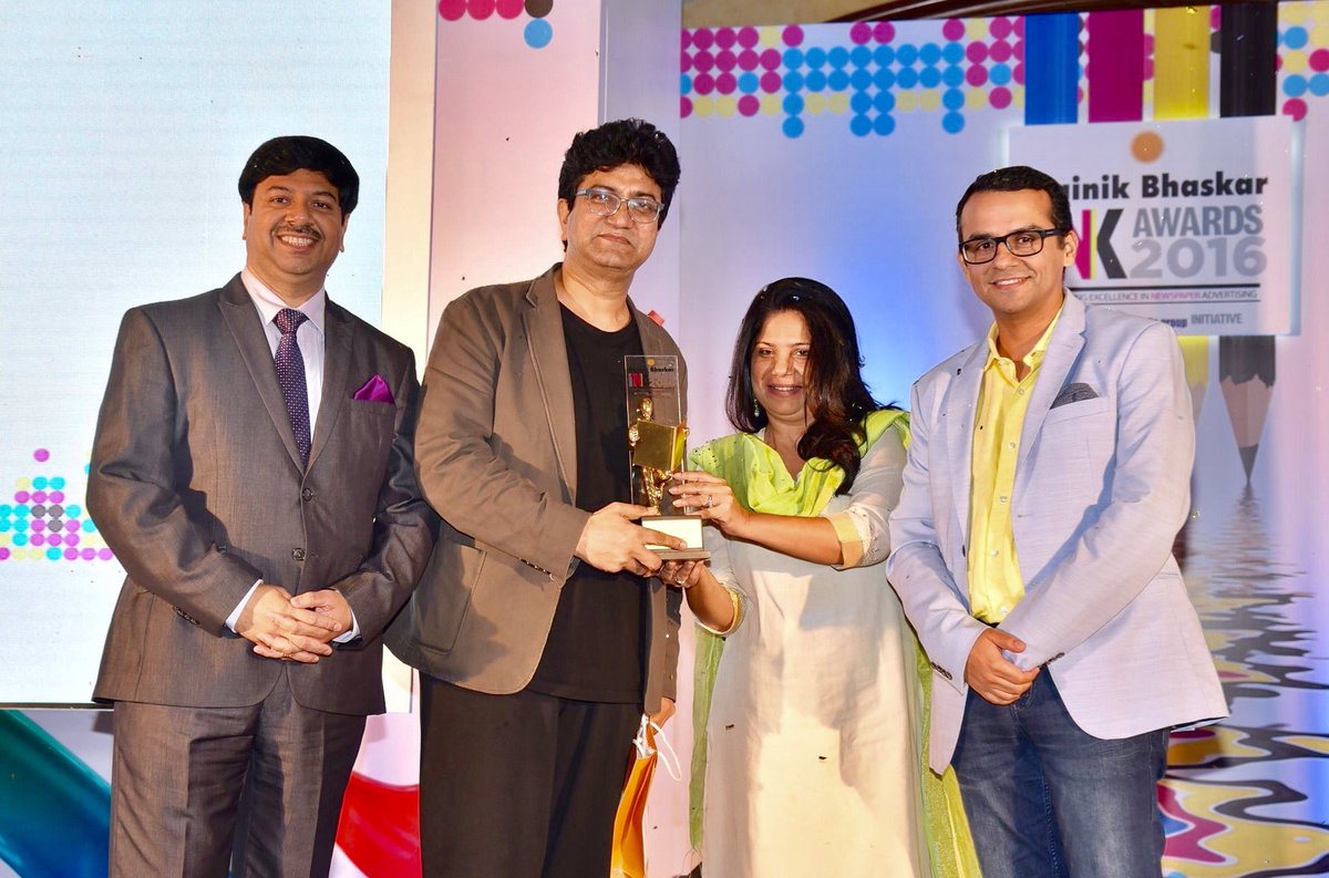 PradeepDwivedi's tweet photo. .@IAA_india  @TheAdClub_India @AAAIOfficial an absolute privilege to honour @prasoonjoshi_ as #INKLegend #Print ✔️ https://t.co/vd8qNKVjMW