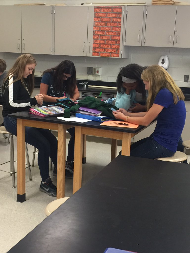 renee_christop's tweet photo. Home base advisory. Making of a middle school advice tree. Inspirational! #newfms #newfieldpride https://t.co/F1rTFG2pDg