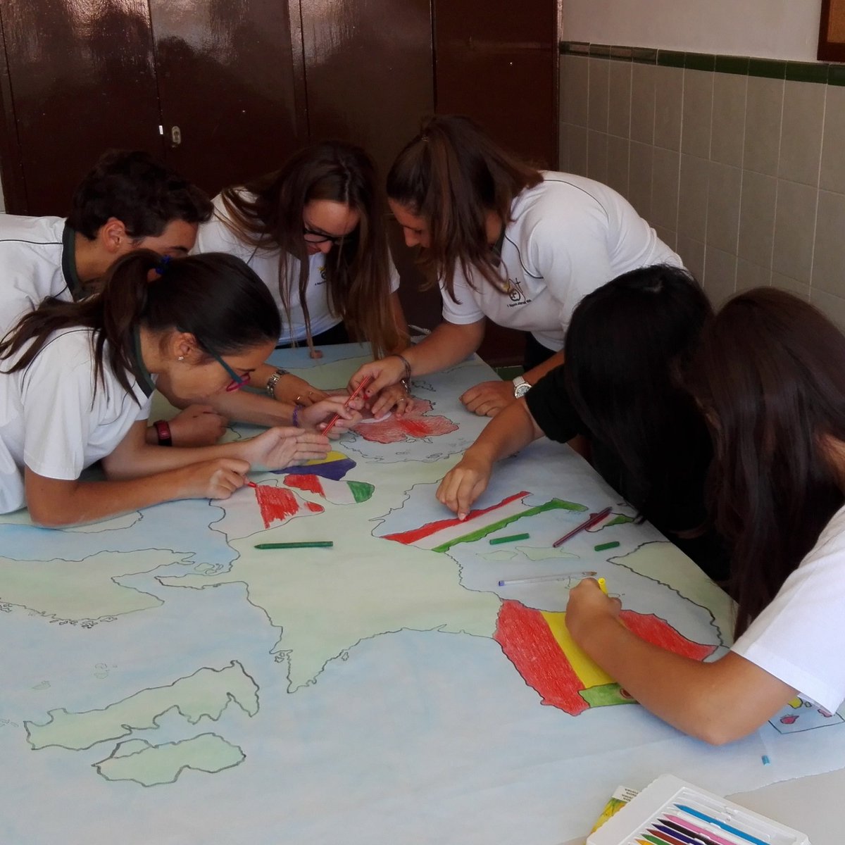 ellapizmagico's tweet photo. Alumnos de ESO de @carmelitaslp trabajan con ilusión preparando la visita de nuestros socios europeos de Erasmus+. https://t.co/JrQFu0guyv