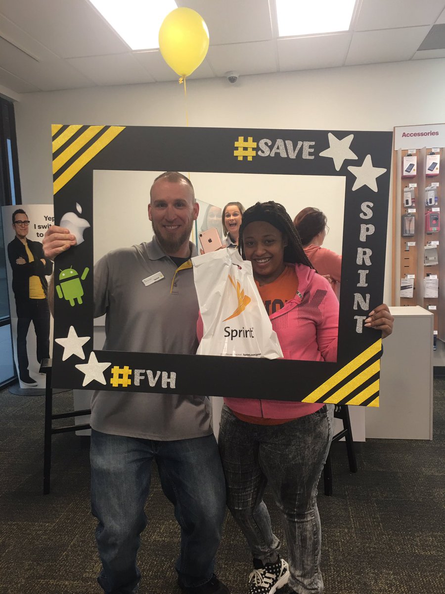 FVHSprint413's tweet photo. First iPhone out today! https://t.co/gNBM19QOIE