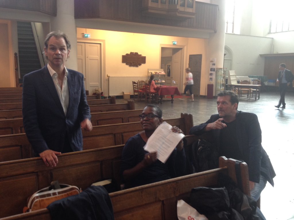 De acteurs van het #nationaletoneel hummen zich op stem in de aanloop naar de #prinsjesrede