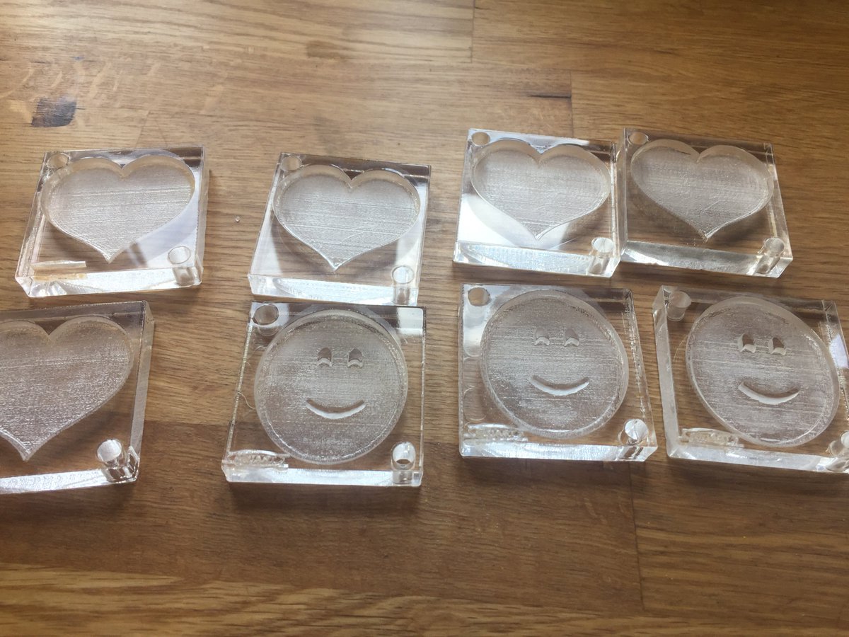 PEDUARD's tweet photo. #plastik #genbrug #Skolechat støbeforme til støbning af elevernes hjemmelavede plastik #smiley #hjerte #edutechlab https://t.co/TqI8iTxo5H