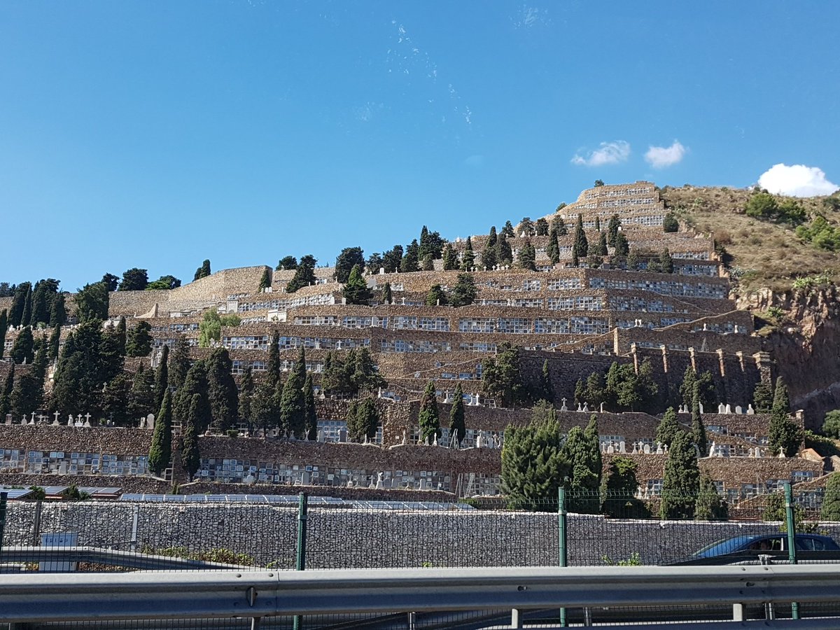 Quin luxe poder contar totes les tombes del cementiri mentres estàs parat a la ronda litoral