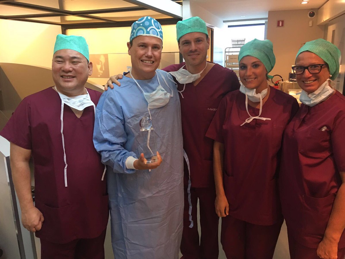 Doktermertens's tweet photo. @FineVision_   Physiol recognizing @Doktermertens as the 1st #eyesurgeon in the #world implanting 1000 #finevision https://t.co/efpkPvopfd