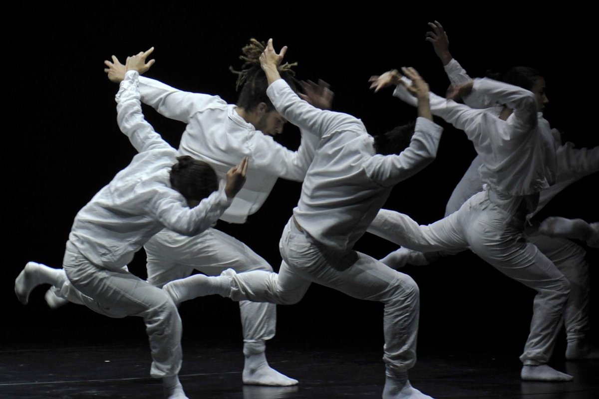Romaeuropa's tweet photo. Potenza sonora e visiva. Questo l'opening del #REf16!
Con @HofeshCo al Teatro Argentina dal 21 al 24 settembre. https://t.co/zlJZdh6FE6