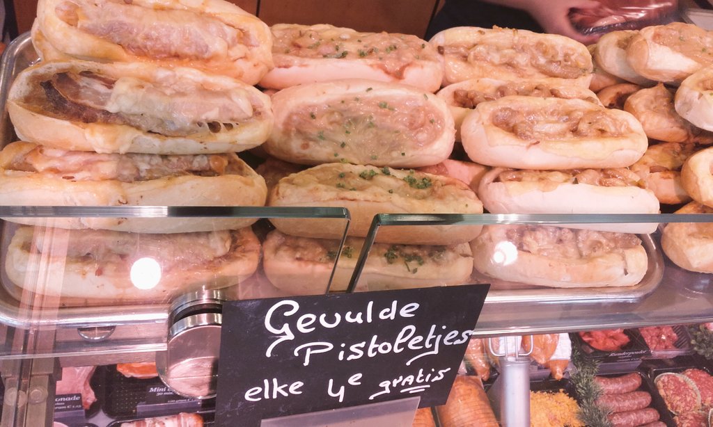 SlagerijBouma's tweet photo. Heerlijke gevulde stokbroodje voor het weekend.Elke 4 e gratis. Shoarma/kip saté/gehakt. https://t.co/RElarwMnpY