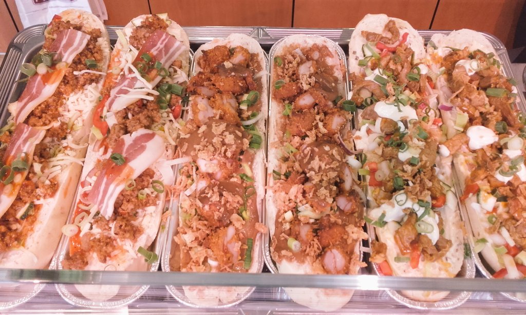 SlagerijBouma's tweet photo. Heerlijke gevulde stokbroodje voor het weekend.Elke 4 e gratis. Shoarma/kip saté/gehakt. https://t.co/RElarwMnpY