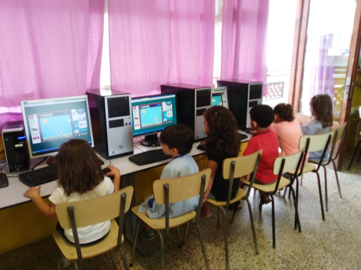 CasalsGracia's tweet photo. Comencem #informàtica #ElBuhoBoo #Infantil @CasalsGracia https://t.co/KEj5VcjIyT