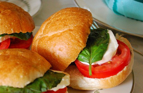 Caprese Sliders are a great snack and use all your late season tomatoes! And #vegetarian! buff.ly/2cORwv8