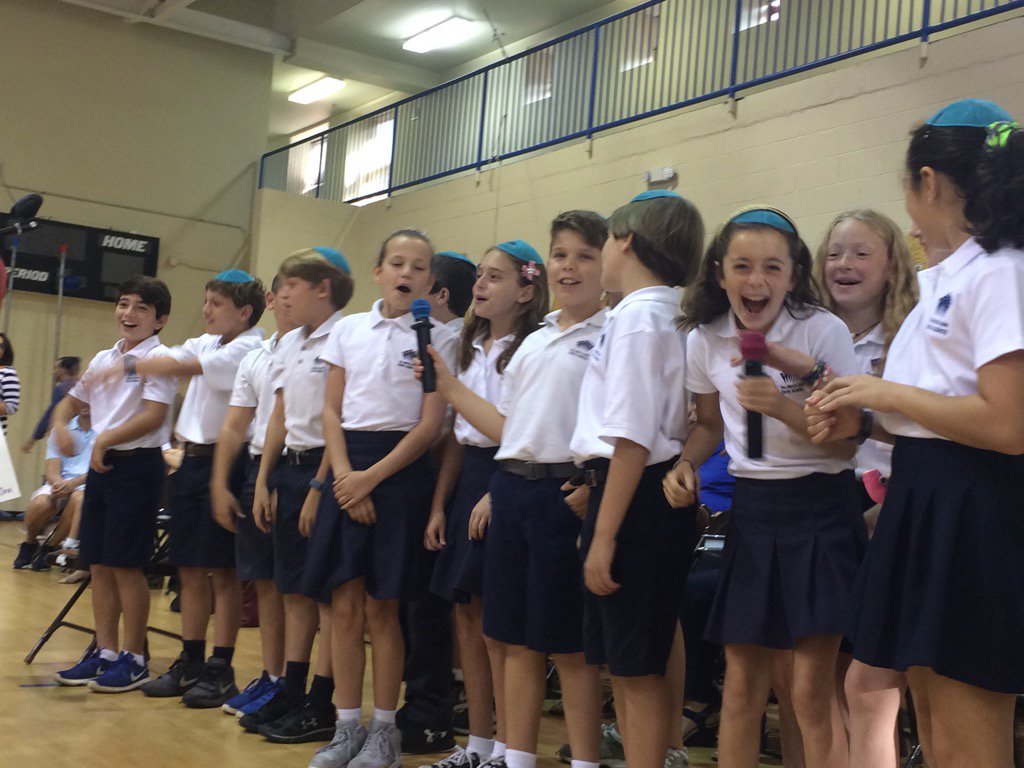 MrsSeff's tweet image. 5C had a blast leading Kabbalat Shabbat this morning! Thanks @MorahKelly for prepping! #davis5