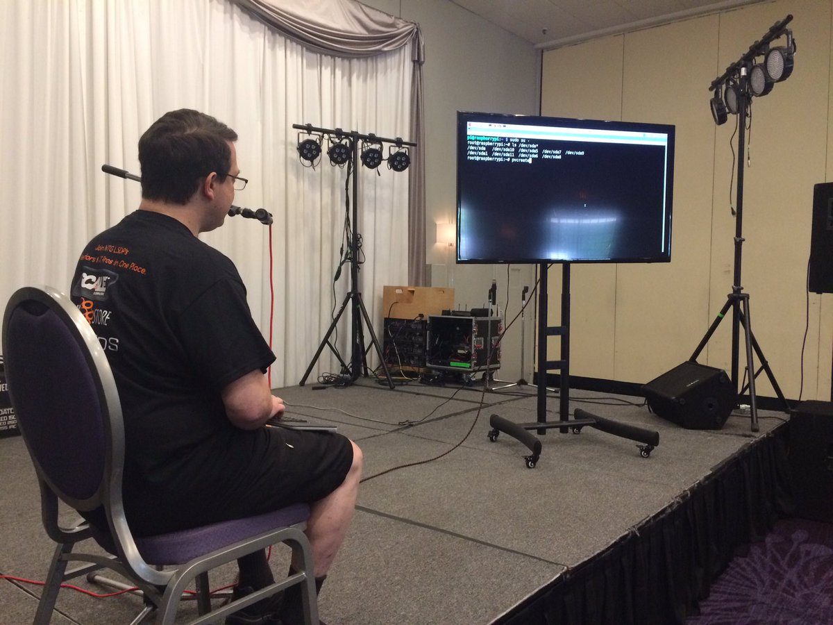 scottalanmiller's tweet photo. #Linux #LVM training at #MangoCon #MangoCon2016 @MangoConit https://t.co/Zkgh7Nee2q