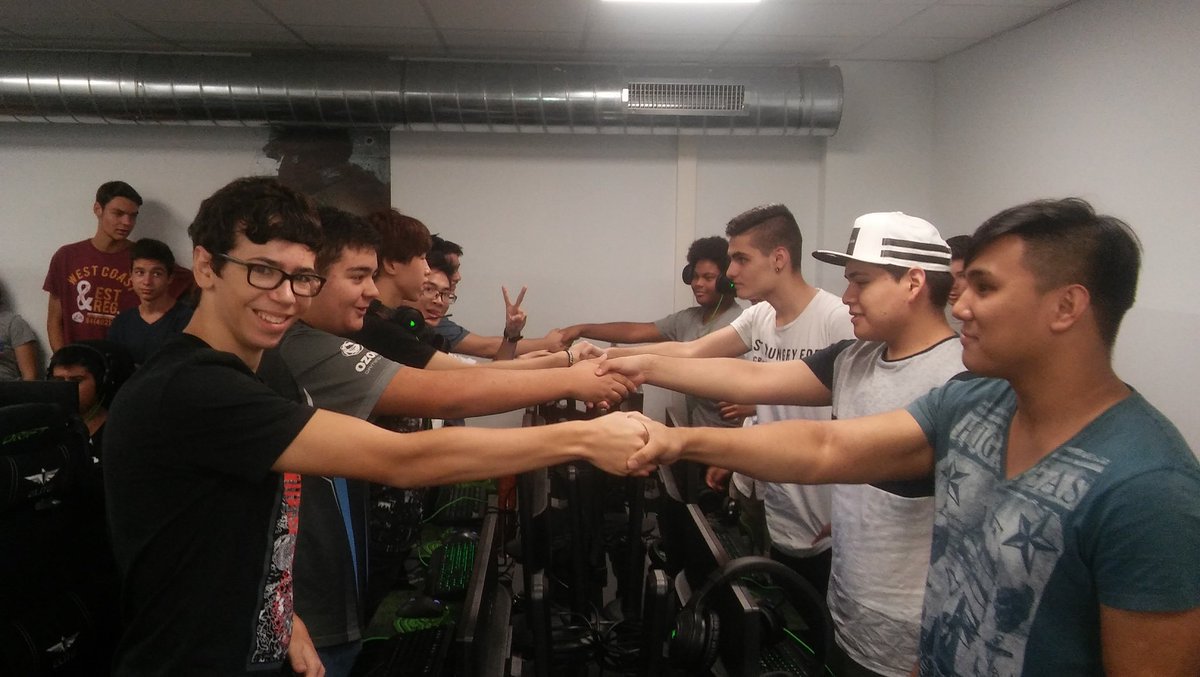 diamondEC_BCN's tweet photo. En nuestra zona @Razer impera la deportividad, aunque se estén jugando la vida en la competición. https://t.co/TBEySnpG0a