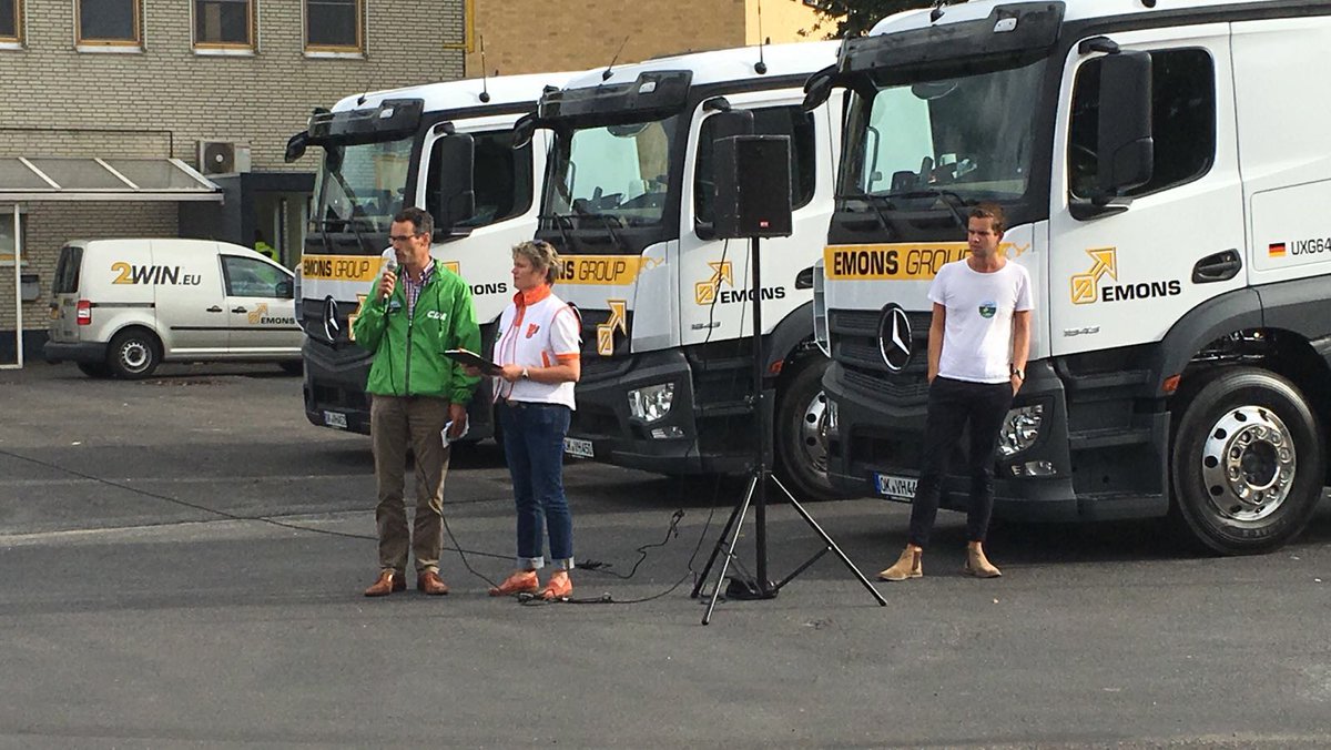 De demonstratie is begonnen. Na een korte toespraak ging een grote groep de #N271.  2x2 baans dat blijft het doel!