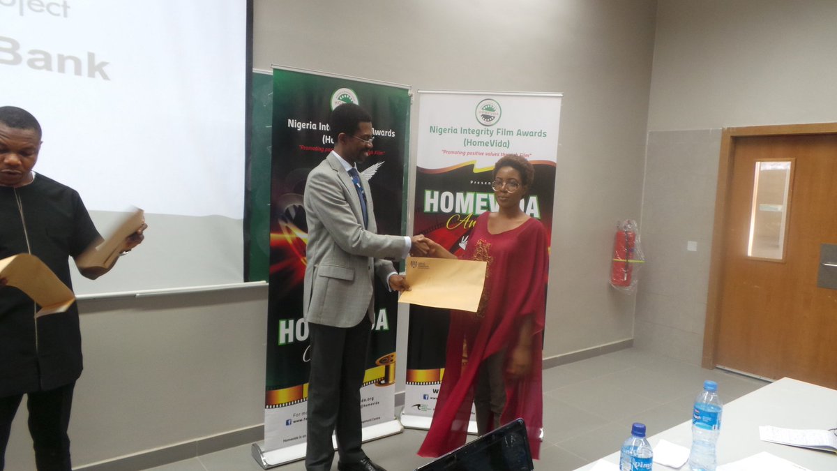 homevida's tweet photo. @Anyato__ receiving her certificate from the Dean  @SMC_PAU #homevida2016 #scriptworkshop #scriptwriting https://t.co/RHASO4IePo