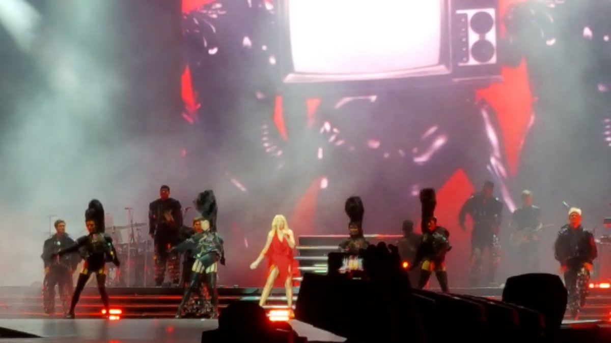 mbaird81's tweet photo. . @kylieminogue being murdered by sound guy @SingaporeF1 #singaporef1 #LooksGreatSoundsTerrible https://t.co/jhBPXZEekB