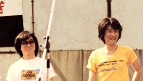 TOSHIO_FURUKAWA's tweet photo. 今年もガベの命日がやってきたなあ…10年になるのか。モノクロ写真：僕が主宰していた劇団に客演出で来てくれた時のアフロヘアのガベ。カラー写真：明治神宮でのニッポン放送のイベントに「SLAP STICK」として出演した時のステージ写真。 https://t.co/962KNzyyBY
