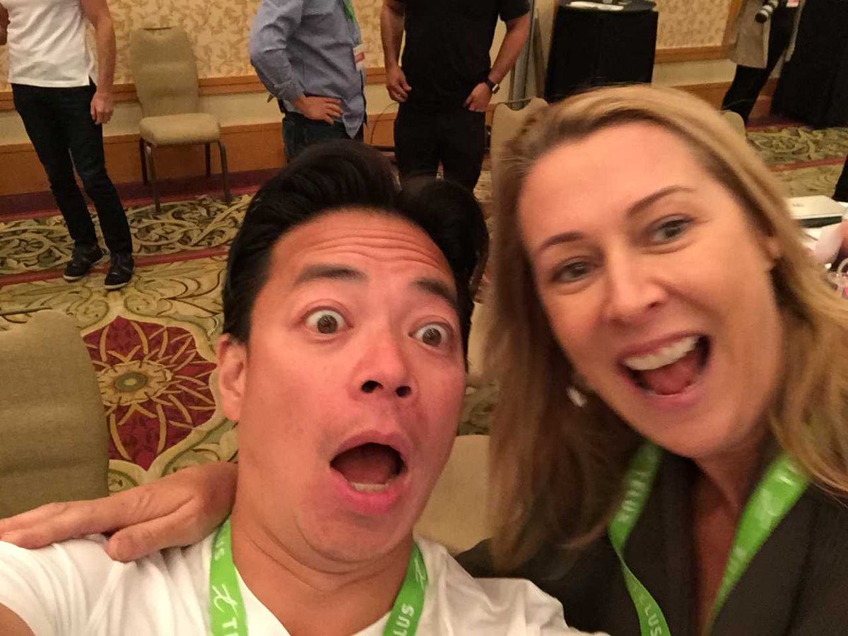 nursenextdoorms's tweet image. Ha...Man from Hong Kong and lady from Toronto #weareboldpink @nursenextdoor #carevention #YVR2016