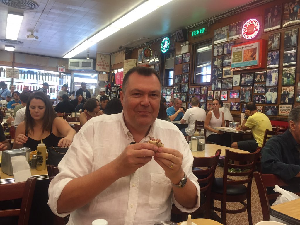 I'll have what he's having! Delish <a href="/KatzsDeli/">Katz's Delicatessen</a> with a side of creative. Paul's selflessly playing customer #NYCShoot